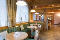 A seating area at Hotel Chalet Sas Morin