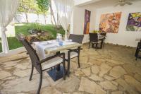 苏莎亚维恩迪诺酒店的石头地板上的带桌椅的用餐室