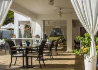 苏莎亚维恩迪诺酒店的餐厅里有一张桌子和几把椅子