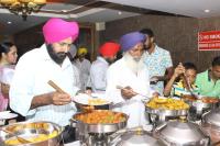 um grupo de homens numa cozinha a preparar comida em Hotel Sartaj em Dera Bassi