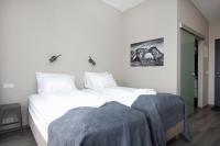 Postel nebo postele na pokoji v ubytování Arnarstapi Hotel