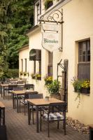 una fila de mesas y sillas fuera de un restaurante en Parkhotel Hohenfeld Münster, en Münster