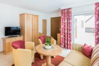 Telewizja i/lub zestaw kina domowego w obiekcie Hotel Garni Waldhof - Wohlfühlen am Lech