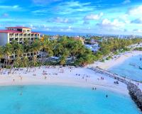 Una vista aérea de una playa con gente en el agua. en Kaani Grand Seaview, en Maafushi