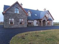 Casa de piedra grande con entrada grande en Bealaha House, en Doonbeg