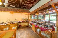 een grote keuken met veel eten bij Bauhinia Resort & Spa Phu Quoc in Phu Quoc