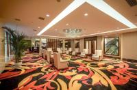 una grande hall con sedie e un grande tappeto di Wyndham Grand Plaza Royale Chenzhou a Chenzhou