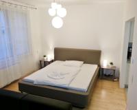 Letto o letti in una camera di Old Town Square Apartments