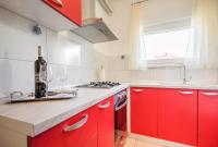 Kuchyňa alebo kuchynka v ubytovaní Apartmani Prodan 2