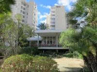 Un edificio con palmeras delante. en Villamar - Relax, Sol y Playa, en Alicante