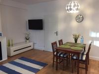 Televízia a/alebo spoločenská miestnosť v ubytovaní Apartamenty Blisko Plaży Podczele