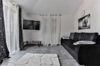 Televízia a/alebo spoločenská miestnosť v ubytovaní Villa Scandalli