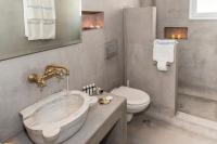 Kúpeľňa v ubytovaní Thalassitra Private Pool Suites