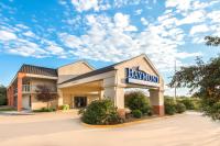un edificio con un cartel bancario en él en Baymont by Wyndham Topeka, en Topeka