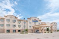 Un hotel con un cartel en la entrada. en Baymont by Wyndham Snyder, en Snyder