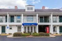 Un edificio blanco con un cartel delante. en Baymont by Wyndham Waycross, en Waycross
