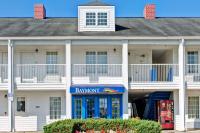 un edificio blanco con un letrero bancario delante de él en Baymont by Wyndham Sanford, en Sanford
