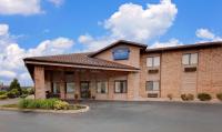 Un gran edificio de ladrillo con un cartel en él. en Baymont by Wyndham Battle Creek Downtown, en Battle Creek