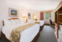 Ein Bett oder Betten in einem Zimmer der Unterkunft Baymont by Wyndham Hot Springs
