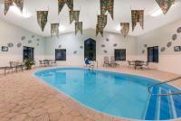 ein großer Pool in einem Zimmer mit Tischen und Stühlen in der Unterkunft Baymont by Wyndham Hot Springs in Hot Springs
