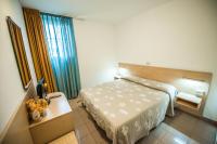 Łóżko lub łóżka w pokoju w obiekcie Hotel Johnson