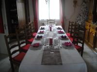 a long table with wine glasses and red napkins at La Nouste Maisoun in Barcelonne-du-Gers