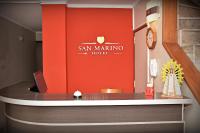 Hotel San Marinoに飾ってある許可証、賞状、看板またはその他の書類