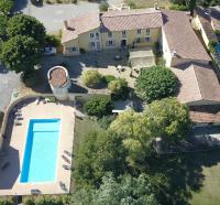 una vista aérea de una casa con piscina en Le Mas des Quintrands Manosque - Motel de charme, en Manosque