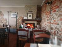 uma sala de jantar com lareira, mesa e cadeiras em La Vigna Del Maestro em Bene Vagienna