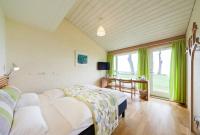 Postel nebo postele na pokoji v ubytování Strandhotel Klinten ApS