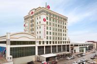 エラズーにあるRamada By Wyndham Elazığの上に看板がある大きな白い建物