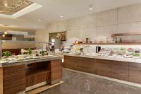 una línea de buffet en un restaurante con comida a la vista en Ramada by Wyndham Gemli̇k, en Gemlik