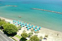 una vista aérea de una playa con sombrillas y sillas azules en Eden Dream Apartments, en Limassol