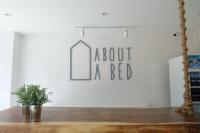 About A Bed Hostel Chiangmaiに飾ってある許可証、賞状、看板またはその他の書類