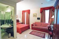 A bathroom at Hotel Villa Savoia