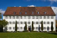 un gran edificio blanco con techo rojo en Klosterhotel Kreuz, en Mariastein