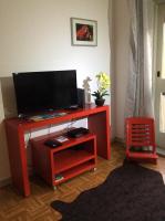 TV a/nebo společenská místnost v ubytování Downtown Sunny Apartment