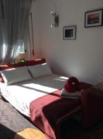 Postel nebo postele na pokoji v ubytování Downtown Sunny Apartment