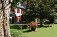 Una mesa y sillas frente a una casa en Chateau De La Muzelle, en Vénosc