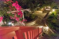 Vonkajšia záhrada v ubytovaní Thalassitra Private Pool Suites