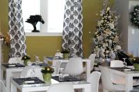 un comedor con mesas blancas y un árbol de Navidad en Monastery Hotel, en St. John's