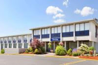 シドニーにあるTravelodge by Wyndham Sydneyのたくさんの窓があるオフィスビル