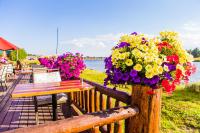 Eine Holzbank mit einem Haufen Blumen drauf. in der Unterkunft Angler's Lodge in Island Park