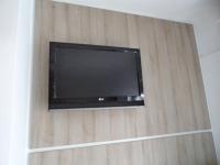 Televízia a/alebo spoločenská miestnosť v ubytovaní Rea Hotel