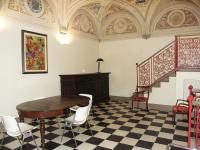 Una habitación con una mesa y sillas y una escalera. en Real Taste of Siena, en Siena