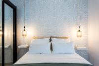 A bed or beds in a room at Apartamentos Diaber Gerona 22