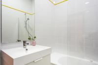 A bathroom at Apartamentos Diaber Gerona 22