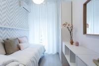 A bed or beds in a room at Apartamentos Diaber Gerona 22