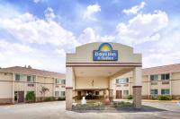 vistas a la parte delantera de una posada y suites Davis en Days Inn &amp; Suites by Wyndham Bridgeport - Clarksburg, en Bridgeport