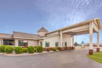 una casa grande con garaje en Days Inn by Wyndham Alpena, en Alpena